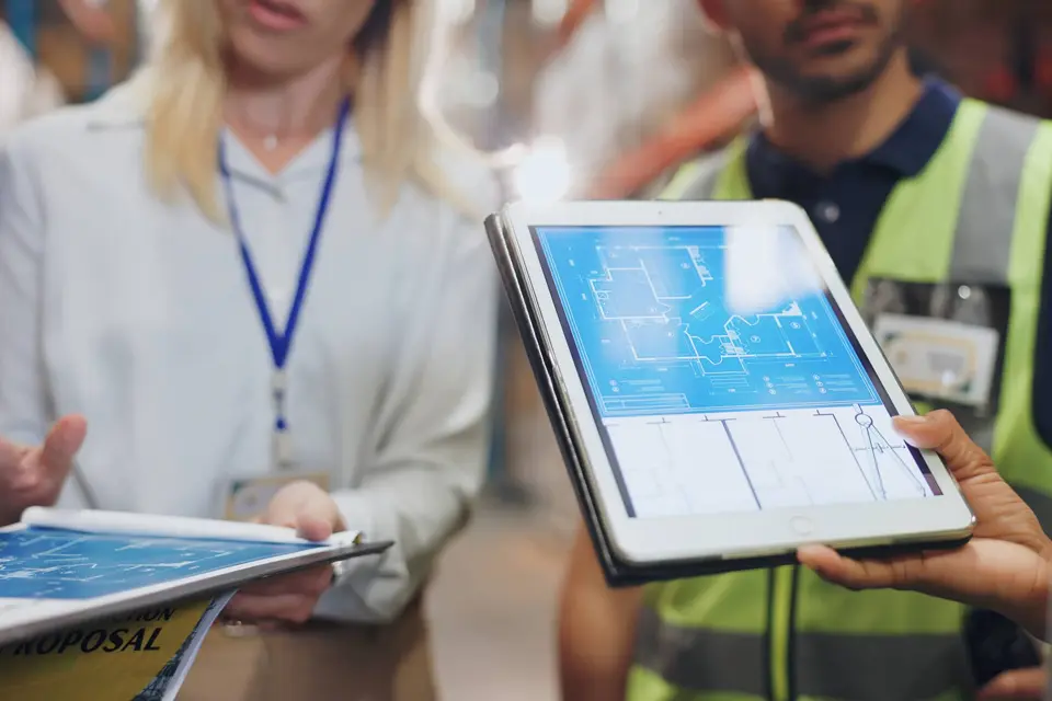 Personal con tablets mostrando y verificando hojas de cálculo del presupuesto