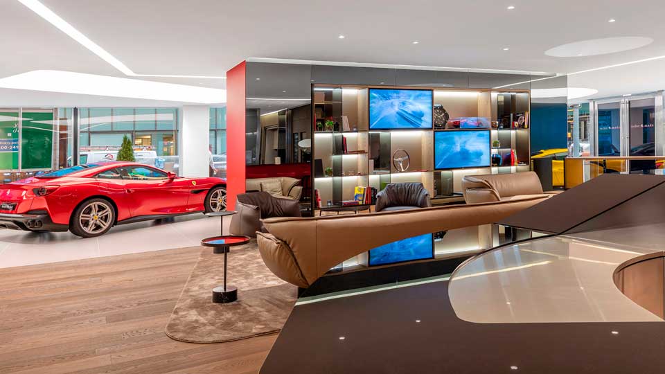 Concesionario de Ferrari muy luminoso y de alto estanding