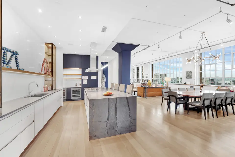 Salón enorme, con mucha luz, y decorado de alto standing