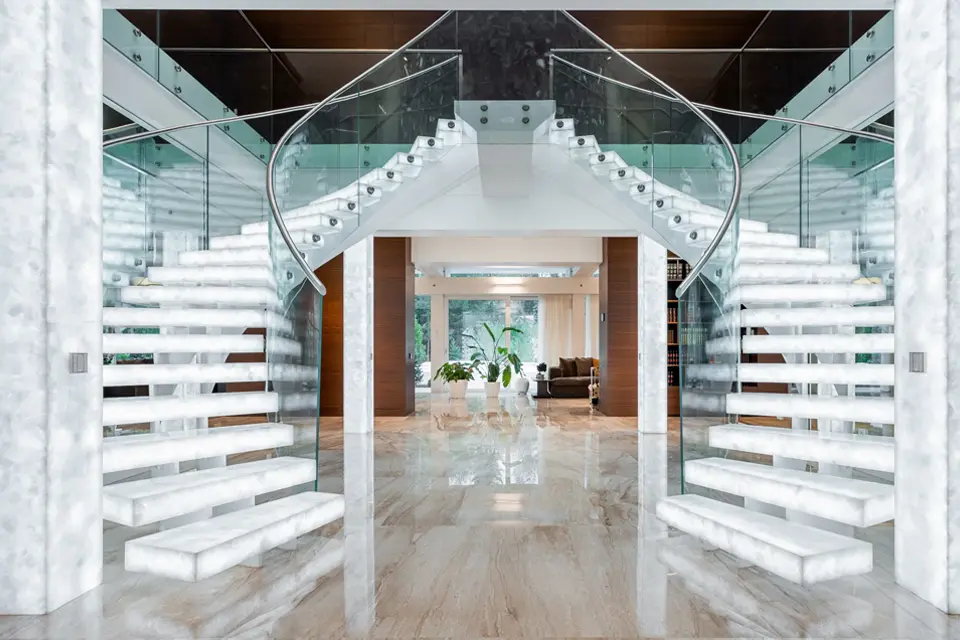 Entrada a mansión espectacular con escalera de caracol a ambos lados, muy luminosa y espectacular